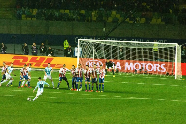Lionel Messi cobra falta com a camisa da Argentina