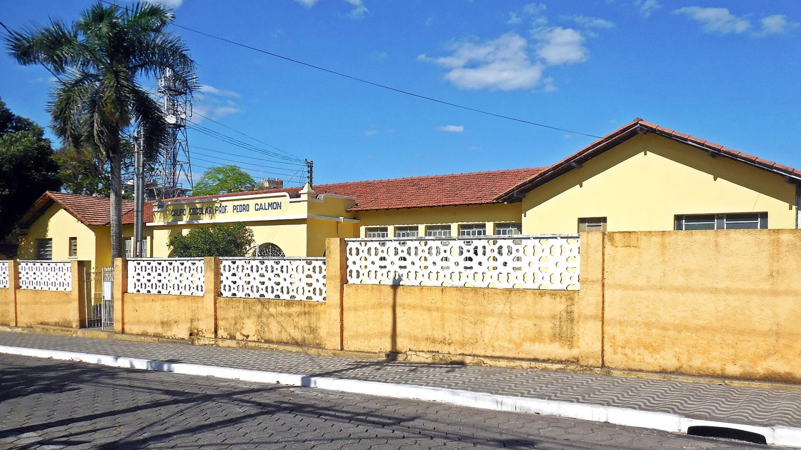 Fachada de escola estadual