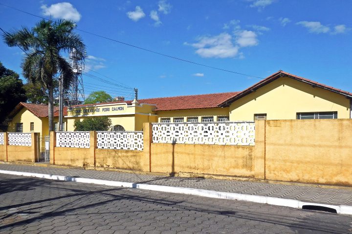 Fachada de escola estadual