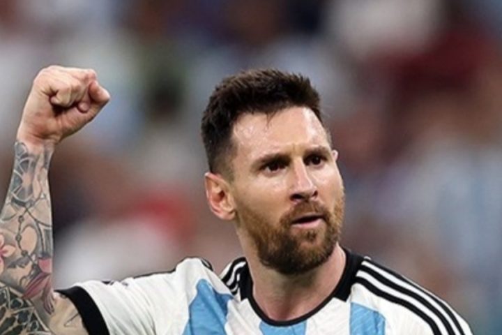 Lionel Messi comemora com a camisa titular da seleção da Argentina