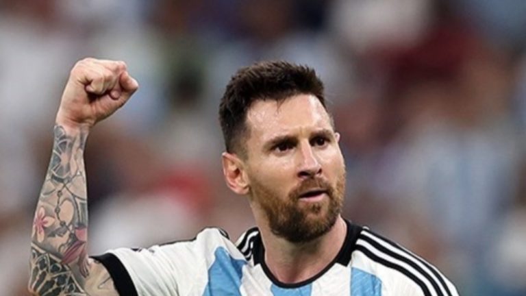 Lionel Messi comemora com a camisa titular da seleção da Argentina