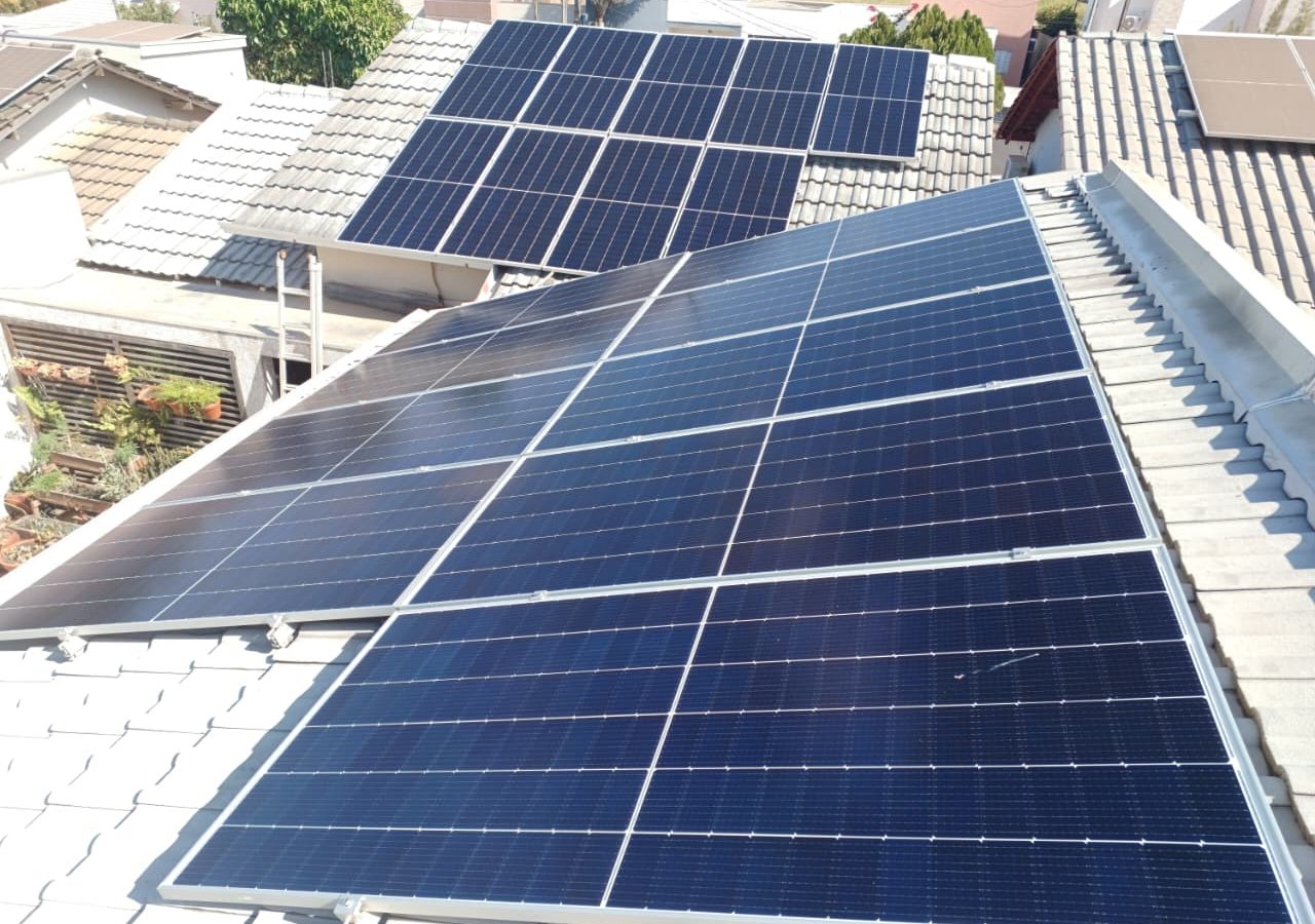 Placas solares de microgeração fotovoltaica instaladas em telhado em Mato Grosso