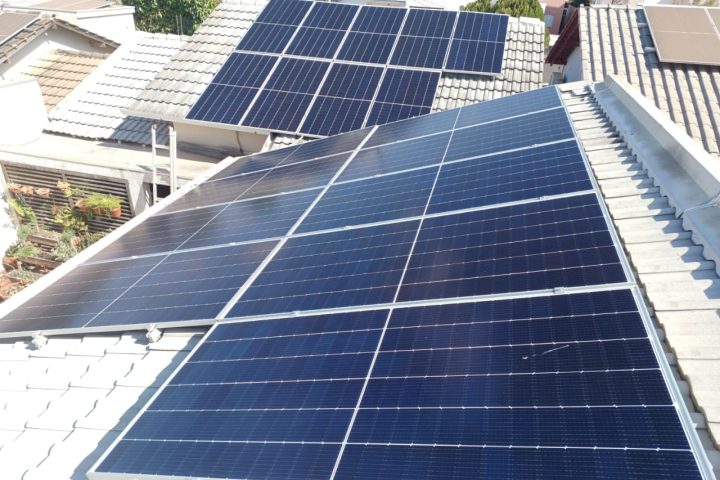 Placas solares de microgeração fotovoltaica instaladas em telhado em Mato Grosso