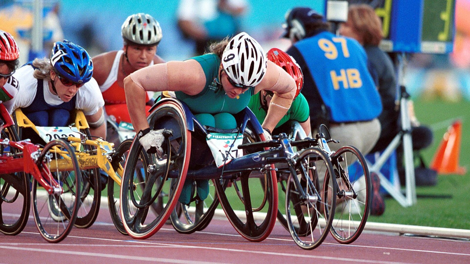 Atletas em prova de atletismo em cadeira de rodas nos Jogos Paralímpicos