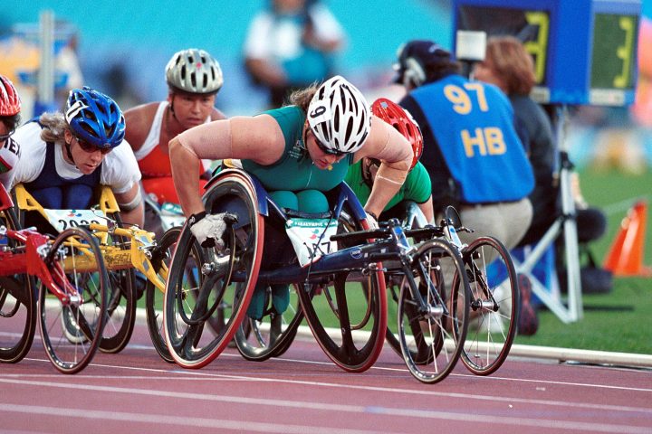 Atletas em prova de atletismo em cadeira de rodas nos Jogos Paralímpicos