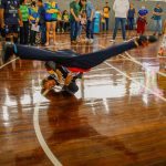 Dançarino de breaking em movimento durante batalha