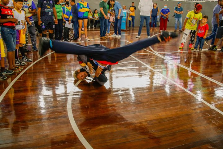 Dançarino de breaking em movimento durante batalha