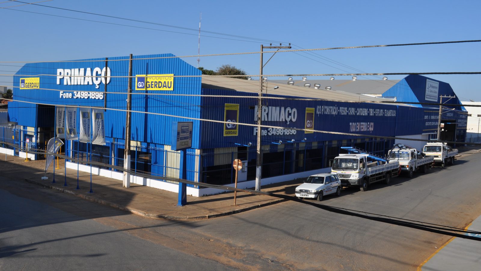 Prédio comercial e movimento de veículos em Primavera do Leste
