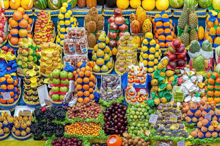 Banca de frutas em mercado municipal