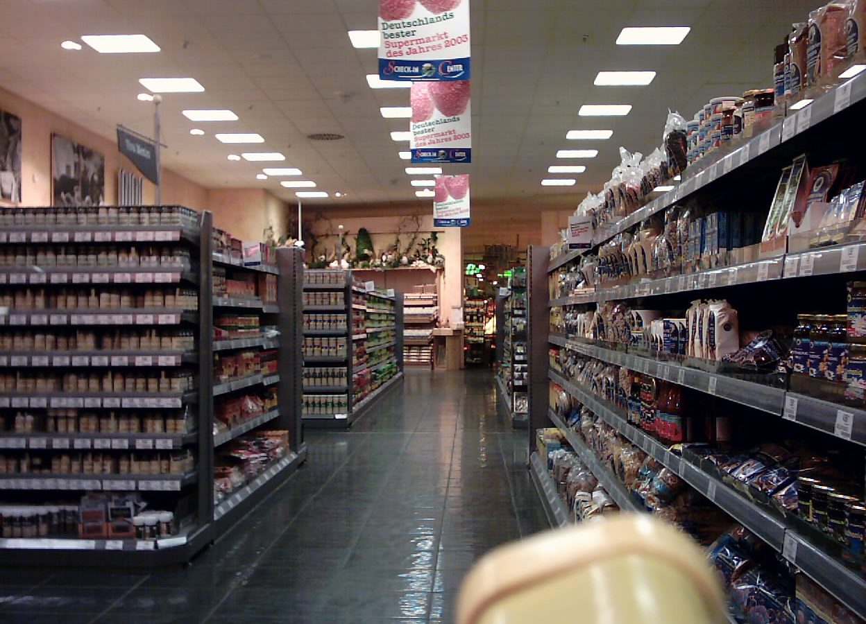 Corredor de supermercado com prateleiras abastecidas