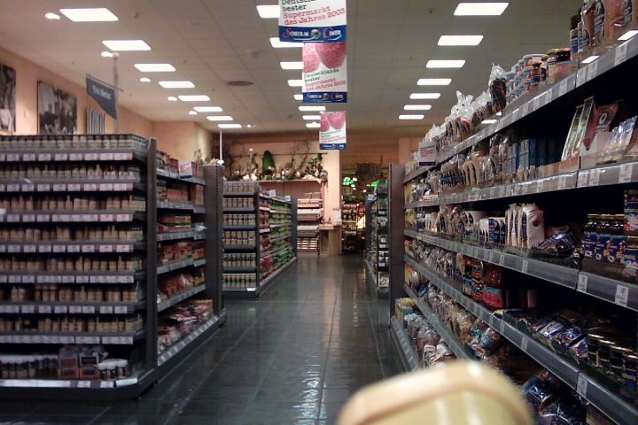 Corredor de supermercado com prateleiras abastecidas