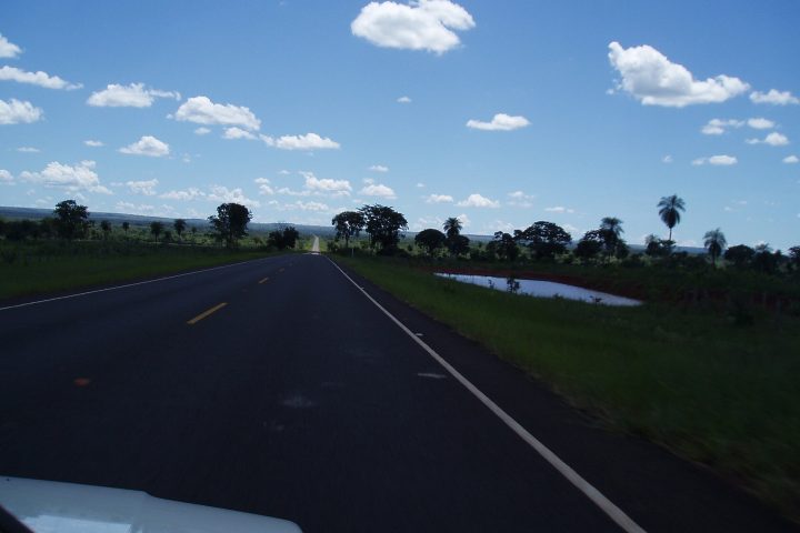 Rodovia asfaltada em área de cerrado