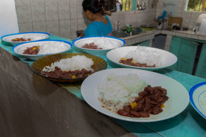 Pratos de comida servidos em refeitório escolar