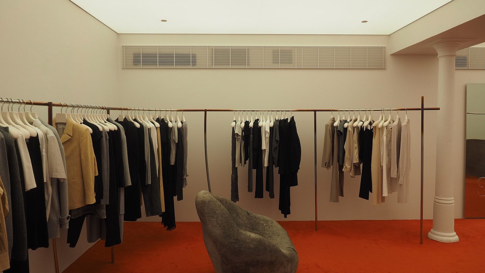 Araras com roupas em loja