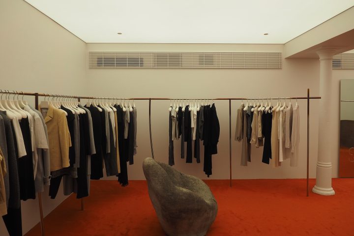 Araras com roupas em loja
