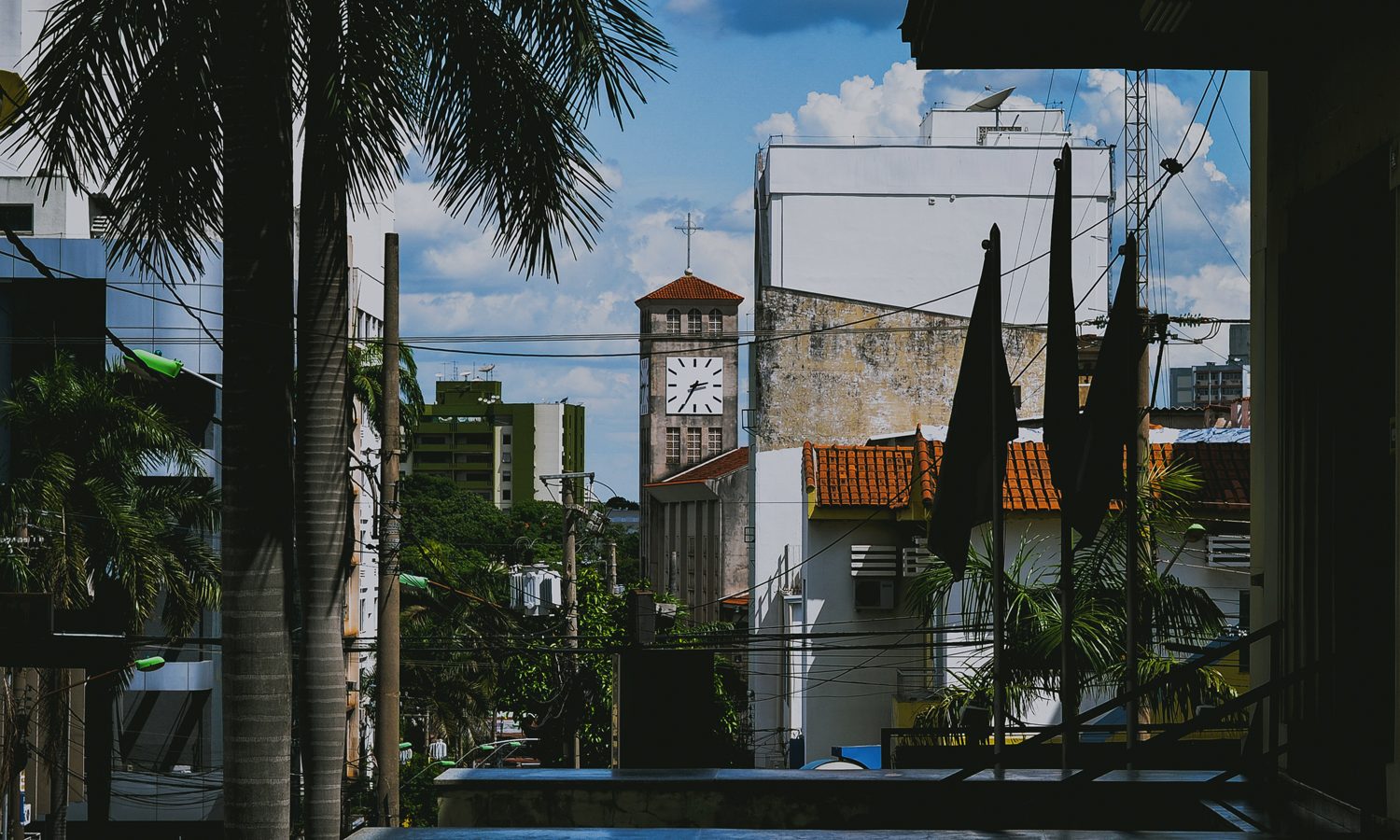 Avenida movimentada em Cuiabá