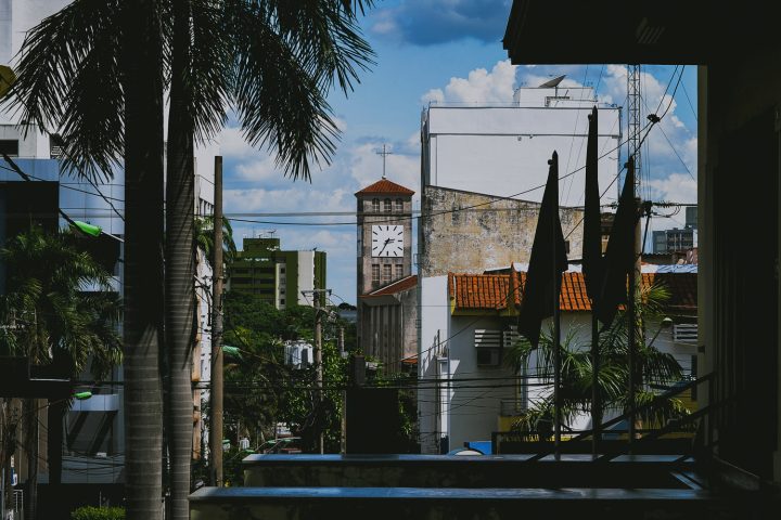 Avenida movimentada em Cuiabá