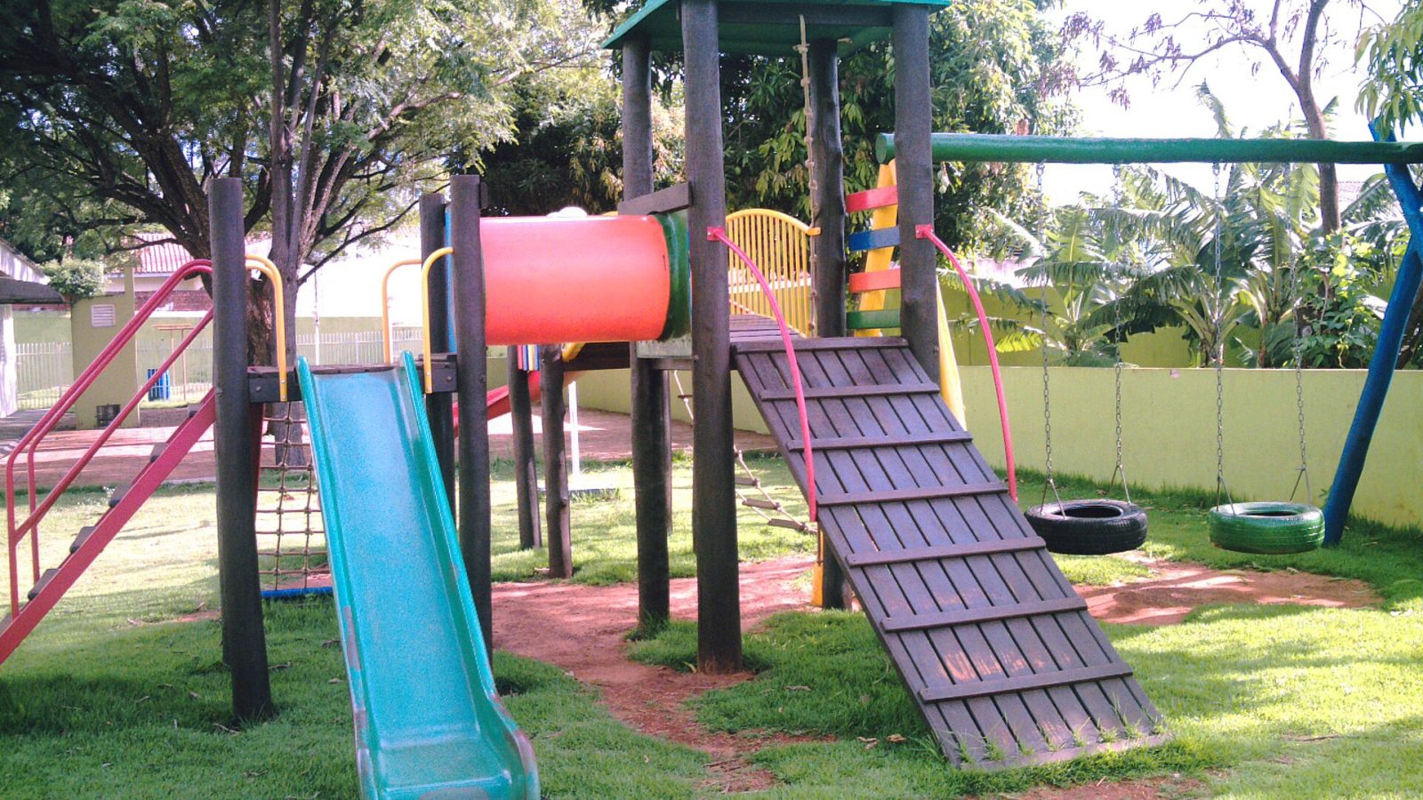 Parquinho infantil com escorregador em creche