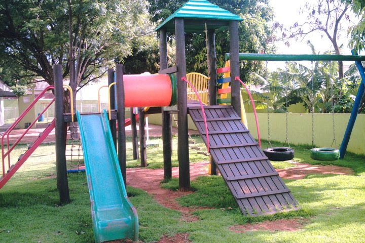 Parquinho infantil com escorregador em creche
