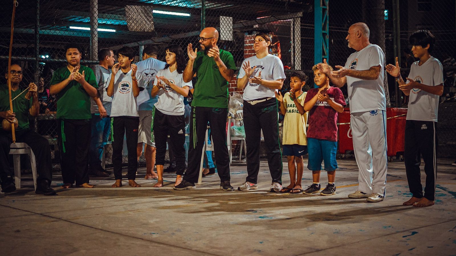 Roda de capoeira com participantes e instrumentos
