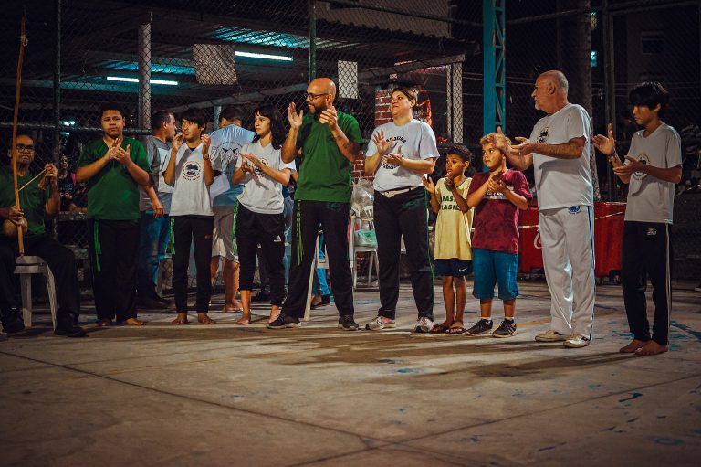 Roda de capoeira com participantes e instrumentos