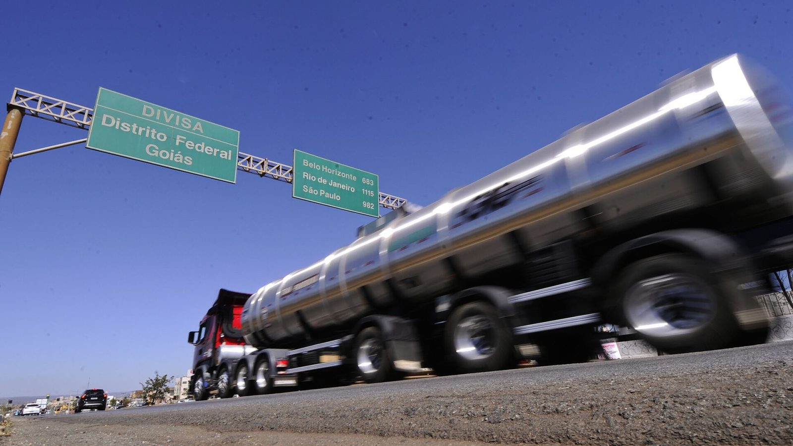 Carreta trafegando em rodovia