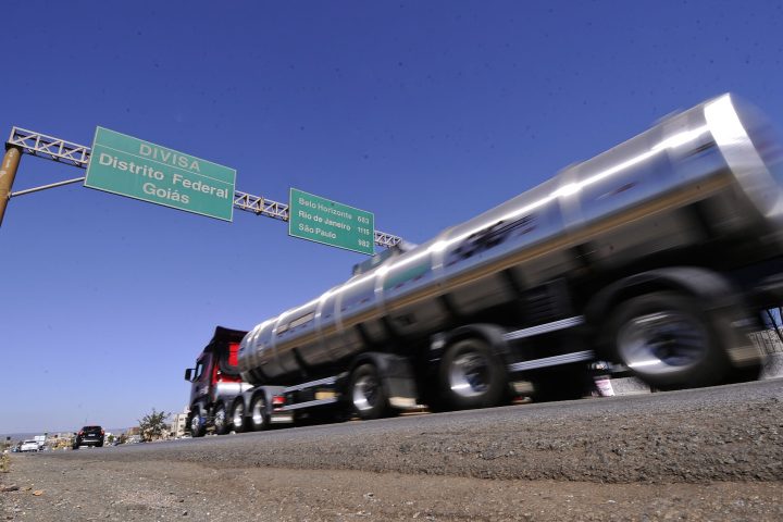 Carreta trafegando em rodovia