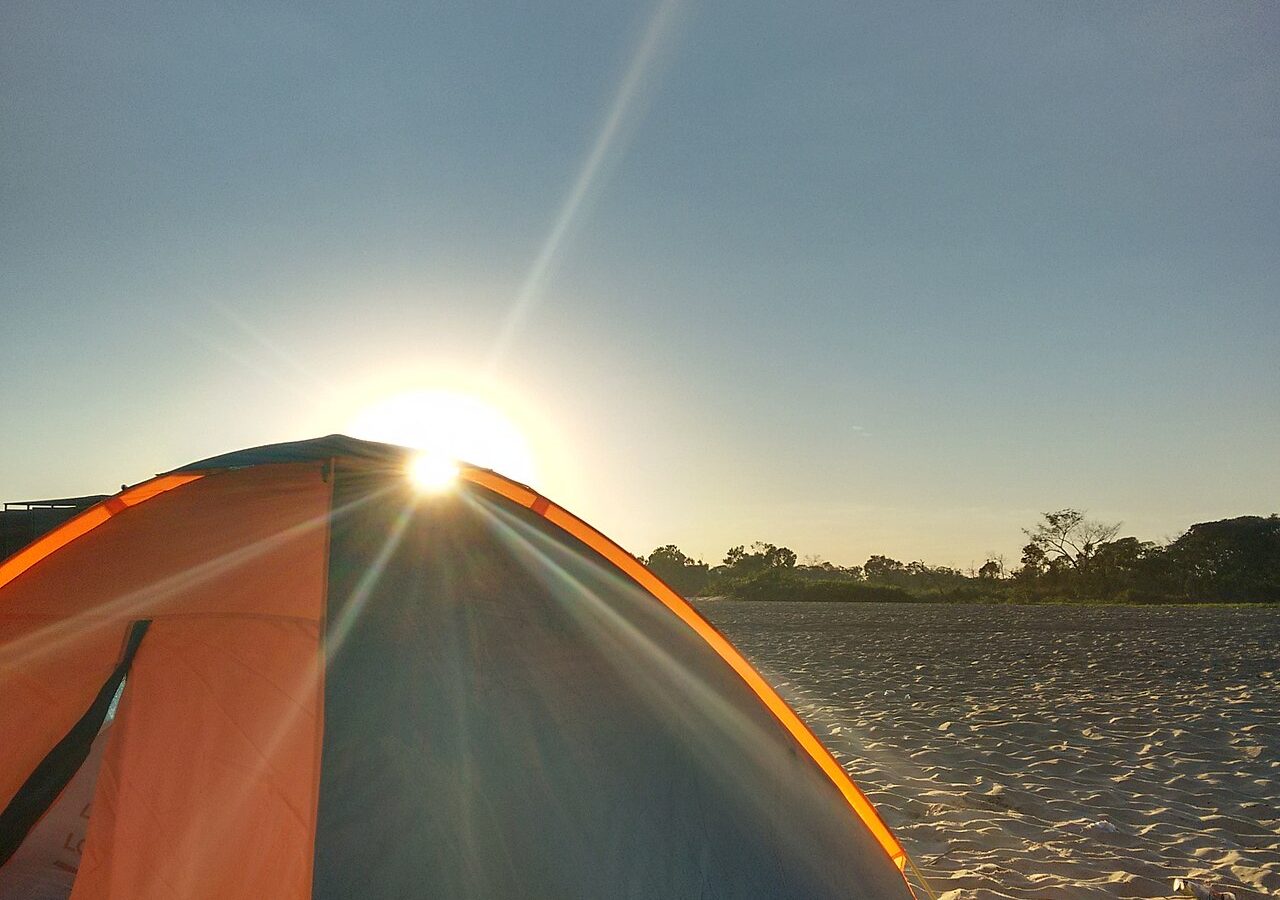 Amanhecer em praia do Rio Araguaia, em Mato Grosso