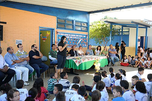 Alunos e professores em atividade escolar