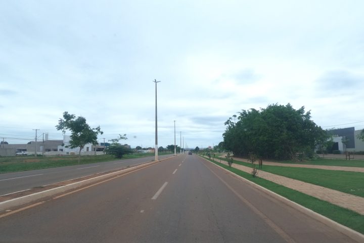 Avenida de pista dupla com canteiro central em Rondonópolis