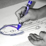 Criança desenha com caneta colorida em atividade recreativa