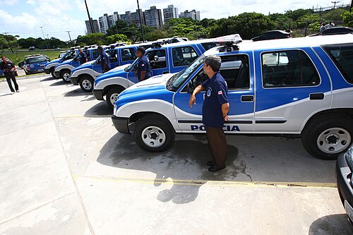 Viaturas da Polícia Civil estacionadas