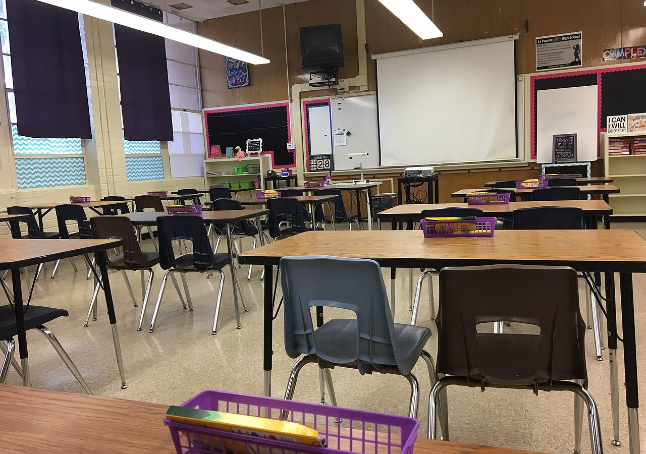 Sala de aula com carteiras escolares