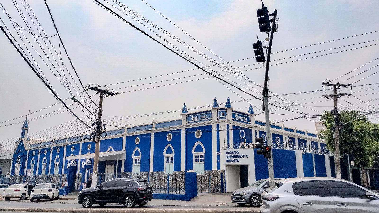 Fachada azul do prédio histórico da Santa Casa de Misericórdia de Cuiabá