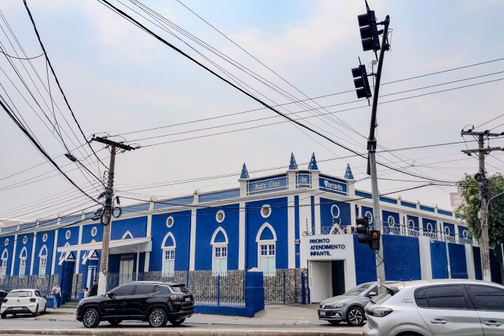 Fachada azul do prédio histórico da Santa Casa de Misericórdia de Cuiabá