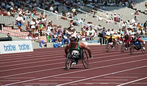 Atletas em cadeira de rodas durante prova de atletismo paralímpico