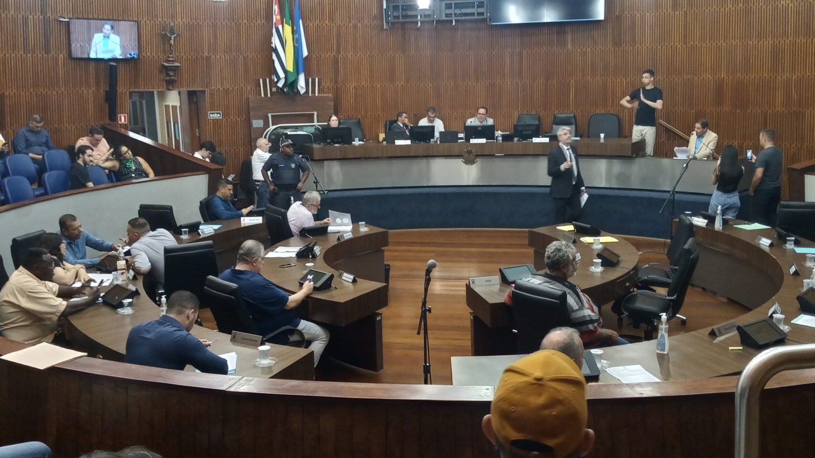 Vereadores reunidos em sessão no plenário de uma câmara municipal