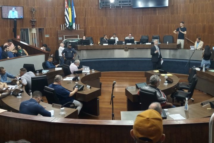 Vereadores reunidos em sessão no plenário de uma câmara municipal