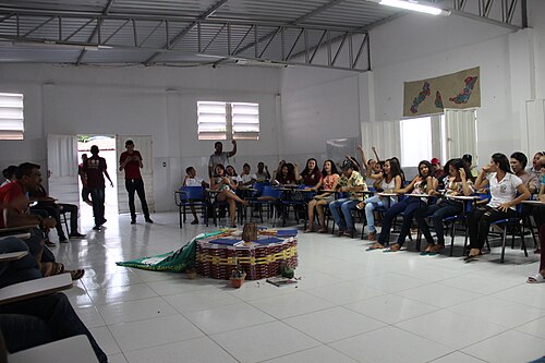 Estudantes reunidos em atividade escolar