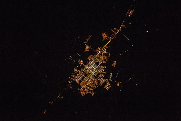 Imagem noturna da cidade de Sinop vista da ISS no ano de 2016.