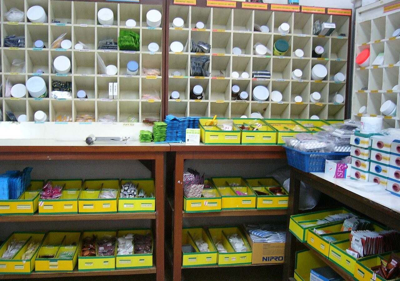 Prateleiras de medicamentos em farmácia