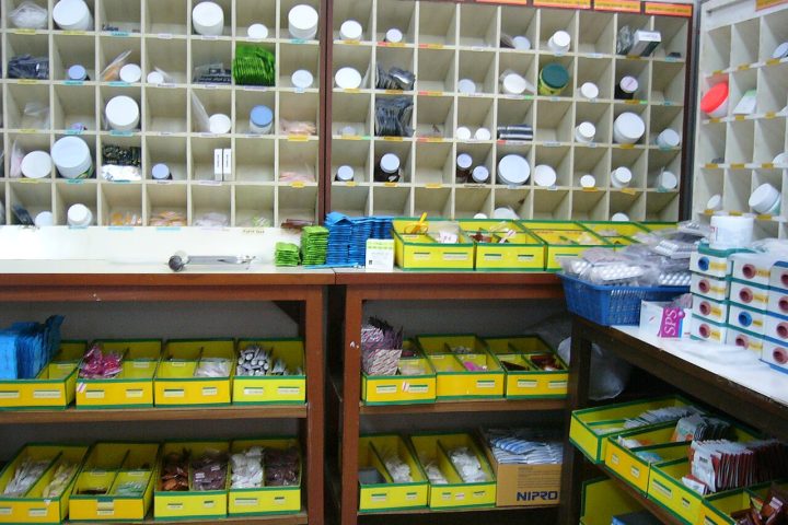 Prateleiras de medicamentos em farmácia