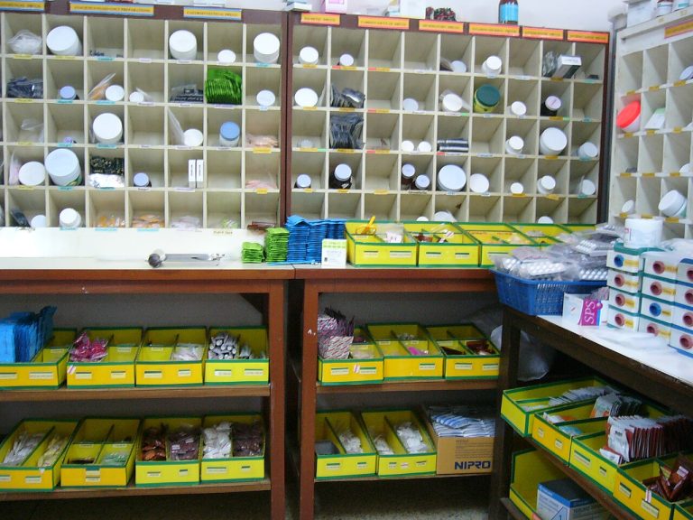 Prateleiras de medicamentos em farmácia