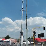 Poste com câmera de videovigilância urbana