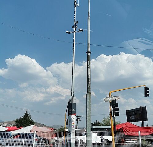 Poste com câmera de videovigilância urbana