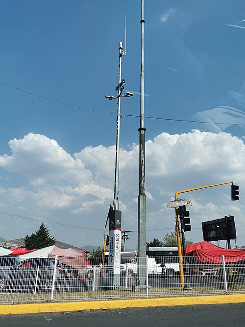 Poste com câmera de videovigilância urbana