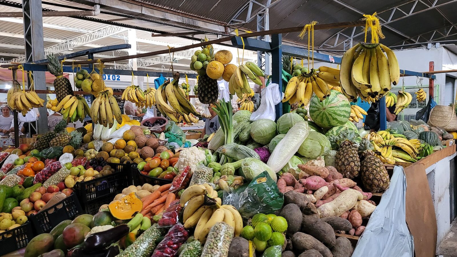 Banca de feira com frutas, legumes e verduras