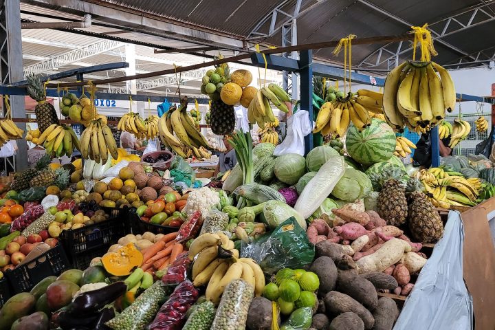 Banca de feira com frutas, legumes e verduras