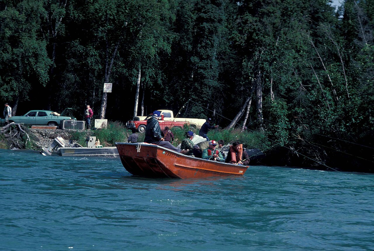 Pescadores em barco durante pesca esportiva em rio