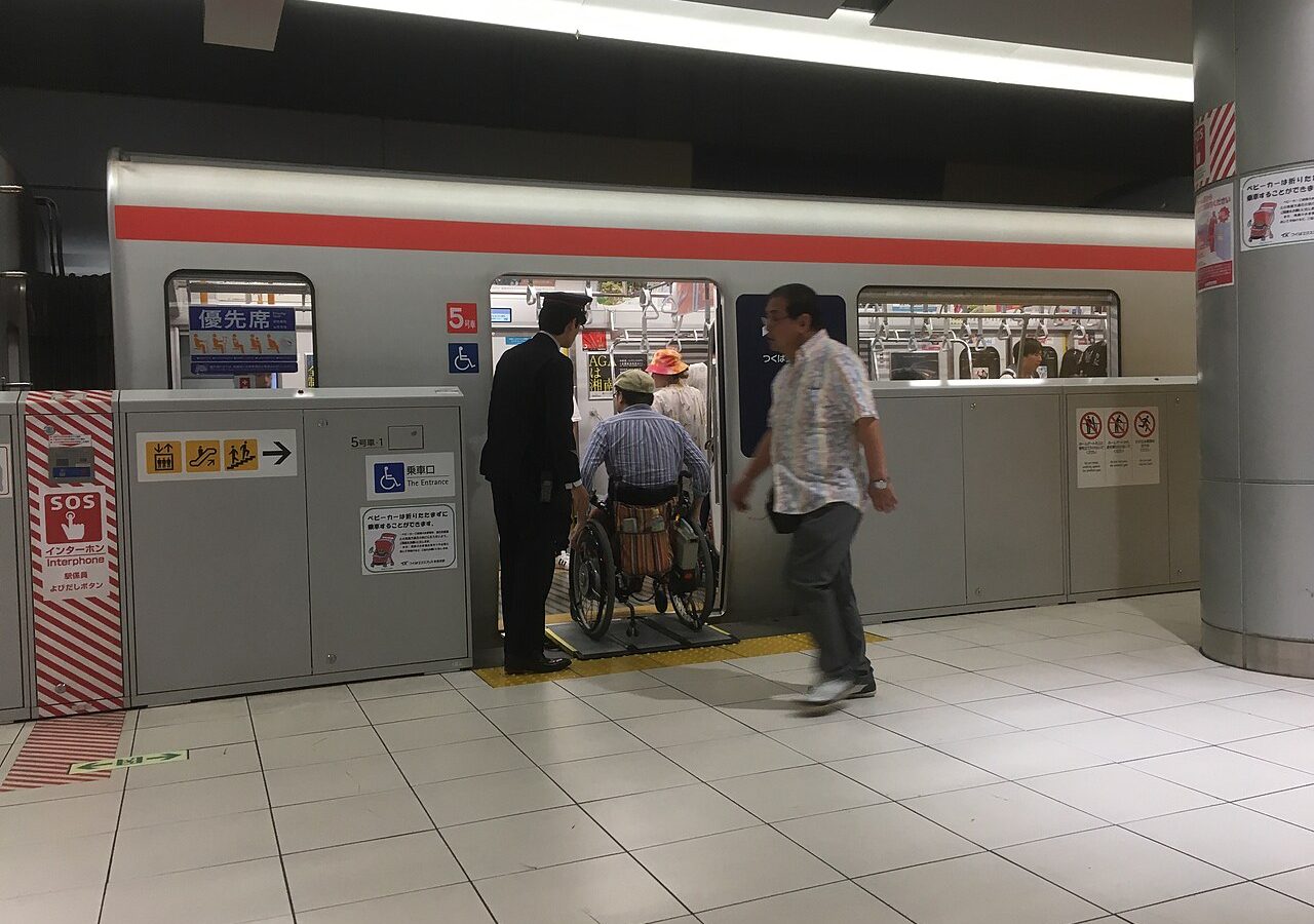 車いす、駅のホームにて (wheelchair on train platform, in Japan)
